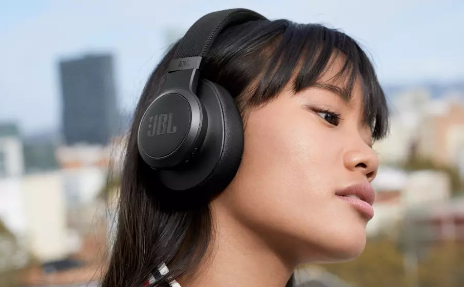 JBL Live 660NC Wireless Headphones Lifestyle Image - 2