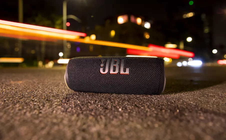 JBL Flip 6 put on the road and show its racetrack-shaped woofer delivers exceptional low frequencies and midrange, while a separate tweeter produces crisp, clear high-frequencies.